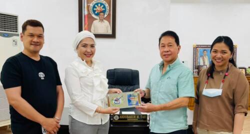 Sulu State College awards a plaque of appreciation to Hon. Abdusakur Tan, Governor, Province of Sulu 1